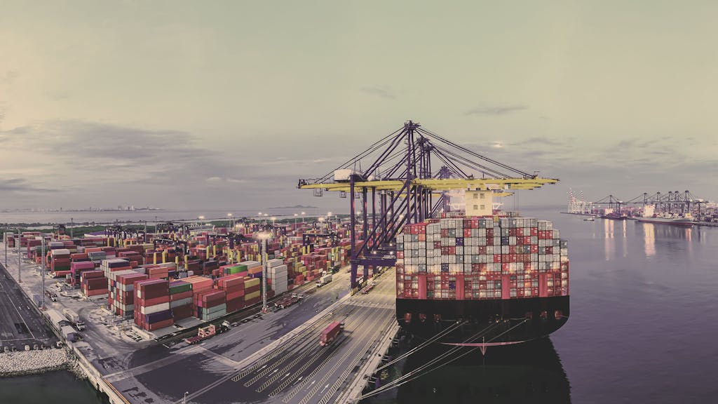 c-land-logistics-sjofrakt-fartyg-i-hamn